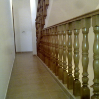 Escalera en roble con balaustradas y pasamanos en dos tramos